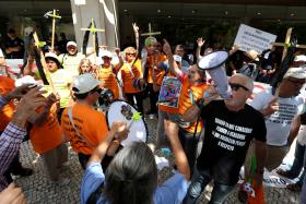 QUASE DUAS CENTENAS DE LESADOS  DO BES PROTESTAM JUNTO AO CONSELHO DE MINISTROS