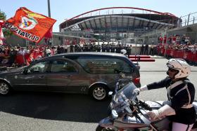 PANTEÃO/EUSÉBIO: DUAS CENTENAS DE PESSOAS PRESTARAM HOMENAGEM NO ESTÁDIO DA LUZ