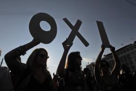 MANIFESTAÇÕES EM ATENAS RÉUNEM 15.000 PELO ‘NÃO’ E 12.000 PELO ‘SIM’ – NÚMEROS DA POLÍCIA