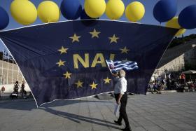 MANIFESTAÇÕES EM ATENAS REÚNEM 25.000 PELO ‘NÃO’ E 20.000 PELO ‘SIM’ NO REFERENDO NA GRÉCIA – POLÍCIA