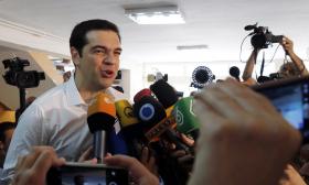 GRÉCIA: TSIPRAS FRISA QUE GREGOS TÊM HOJE “NAS MÃOS AS RÉDEAS DO SEU DESTINO”