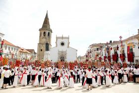 CORTEJO “MINIATURA” COM 1.700 CRIANÇAS ABRE FESTA DOS TABULEIROS EM TOMAR