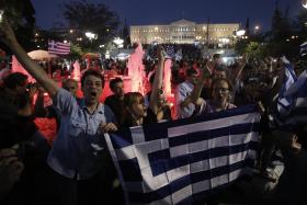 GRÉCIA: MANIFESTANTES JÁ CELEBRAM VITÓRIA DO ‘OXI’ [NÃO] NA PRAÇA SYNTAGMA