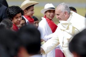 PAPA FRANCISCO DEIXA NUNCIATURA PARA REZAR COM FIÉIS EQUATORIANOS NA RUA