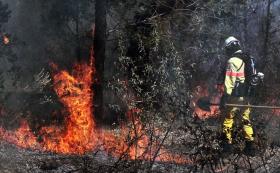 INCÊNDIOS: FOGO DE TOMAR A CEDER EM ALGUMAS ZONAS, MAS MUITAS HABITAÇÕES EM RISCO – COMANDANTE