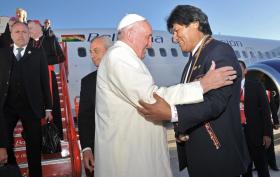 PAPA FRANCISCO E EVO MORALES TROCAM PRESENTES NO PALÁCIO DO GOVERNO EM LA PAZ