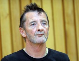 EX-BATERISTA DOS AC/ DC ACUSADO DE VIOLAR CONDIÇÕES DE PRISÃO DOMICILIÁRIA