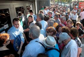 GRÉCIA: DESEMPREGO CAI PARA 25,6% EM ABRIL