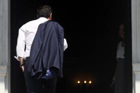 PRIMEIRO-MINISTRO DA GRÉCIA ASSUME “RESPONSABILIDADE DE TEXTO ASSINADO PARA EVITAR DESASTRE”