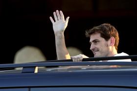 CASILLAS CHEGA AO PORTO E TEM À SUA ESPERA CERCA DE 100 ADEPTOS PORTISTAS