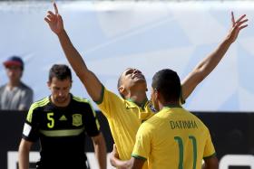 BRASIL VENCE E ELIMINA VICE-CAMPEÃ MUNDIAL ESPANHA NO MUNDIAL DE FUTEBOL DE PRAIA