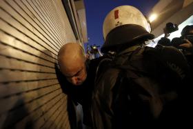 GRÉCIA: CONFRONTOS NA PRAÇA SYNTAGMA ENQUANTO PARLAMENTO VOTA ACORDO DE BRUXELAS