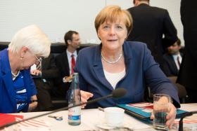 MERKEL EXPLICA POLÍTICA DE ASILO A MENINA EM LÁGRIMAS EM RISCO DE DEPORTAÇÃO