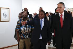 CAVACO E HOMÓLOGO MOÇAMBICANO VISITAM EXPOSIÇÃO DE ARTES PLÁSTICAS EM LISBOA