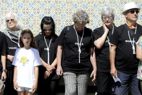 DESFILE COM CORDA AO PESCOÇO, NO PORTO, PARA ALERTAR PARA FALTA APOIOS À SAÚDE MENTAL
