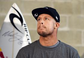 MICK FANNING REENCONTRA TUBARÃO QUANDO FILMAVA PARA O 60 MINUTOS