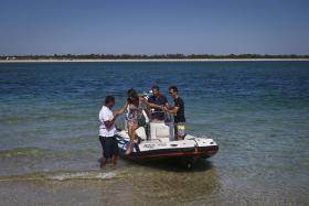 BAÍA DE SETÚBAL COM SERVIÇO DE TÁXI MARÍTIMO PARA DESLOCAÇÕES RÁPIDAS OU PASSEIOS TURÍSTICOS