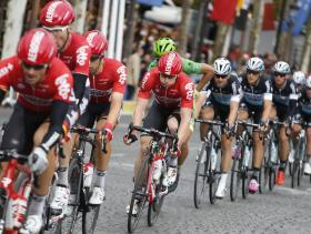 TOUR: CICLISTAS PORTUGUESES SATISFEITOS POR CHEGAREM A PARIS