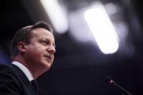 PRIMEIRO-MINISTRO BRITÂNICO CRITICADO POR SE TER REFERIDO “A PRAGA” DE IMIGRANTES