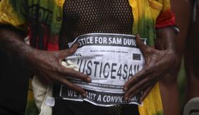 POLÍCIA ACUSADO DE MATAR HOMEM NEGRO DESARMADO NOS EUA DEIXA PRISÃO SOB FIANÇA