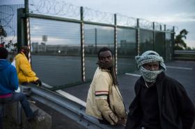 CENTENAS DE MIGRANTES BLOQUEADOS EM CALAIS QUANDO QUERIAM IR PARA O REINO UNIDO