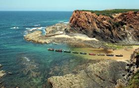 ÁREA DA PRAIA DA ZAMBUJEIRA DO MAR INTERDITADA DEVIDO A PERIGO DE DERROCADAS