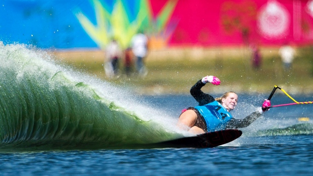 Whitney McClintock do Canadá compete nas finais de slalom de esqui aquático durante os Jogos Pan-Americanos 2011 em Guadalajara, México - 22 de outubro de 2011. The Canadian Press / Nathan Denette