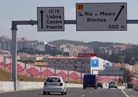 INCÊNDIO NO IC19 JUNTO AO CACÉM OBRIGA AO CORTE DA ESTRADA E DA LINHA DE SINTRA