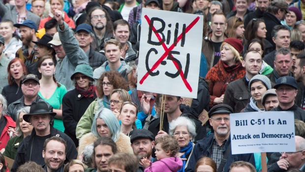 Manifestantes participam num protesto num dia nacional de ação contra o projeto de lei (Bill) C-51 no centro de Vancouver, em 14 de março de 2015. (The Canadian Press / Jonathan Hayward)