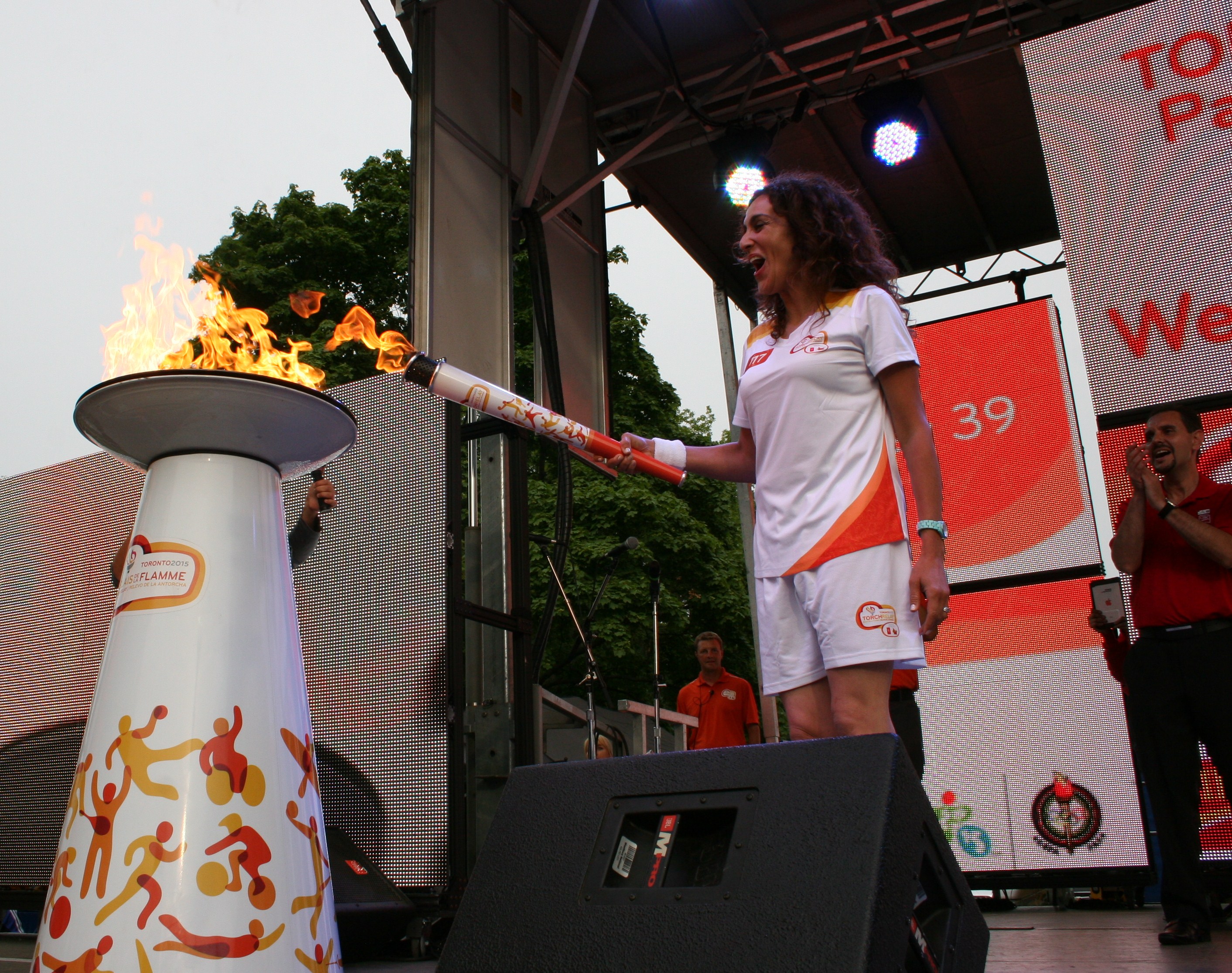 Momento em que Amanda Martinez acende a pira instalada no cimo do palco. LA/CMC