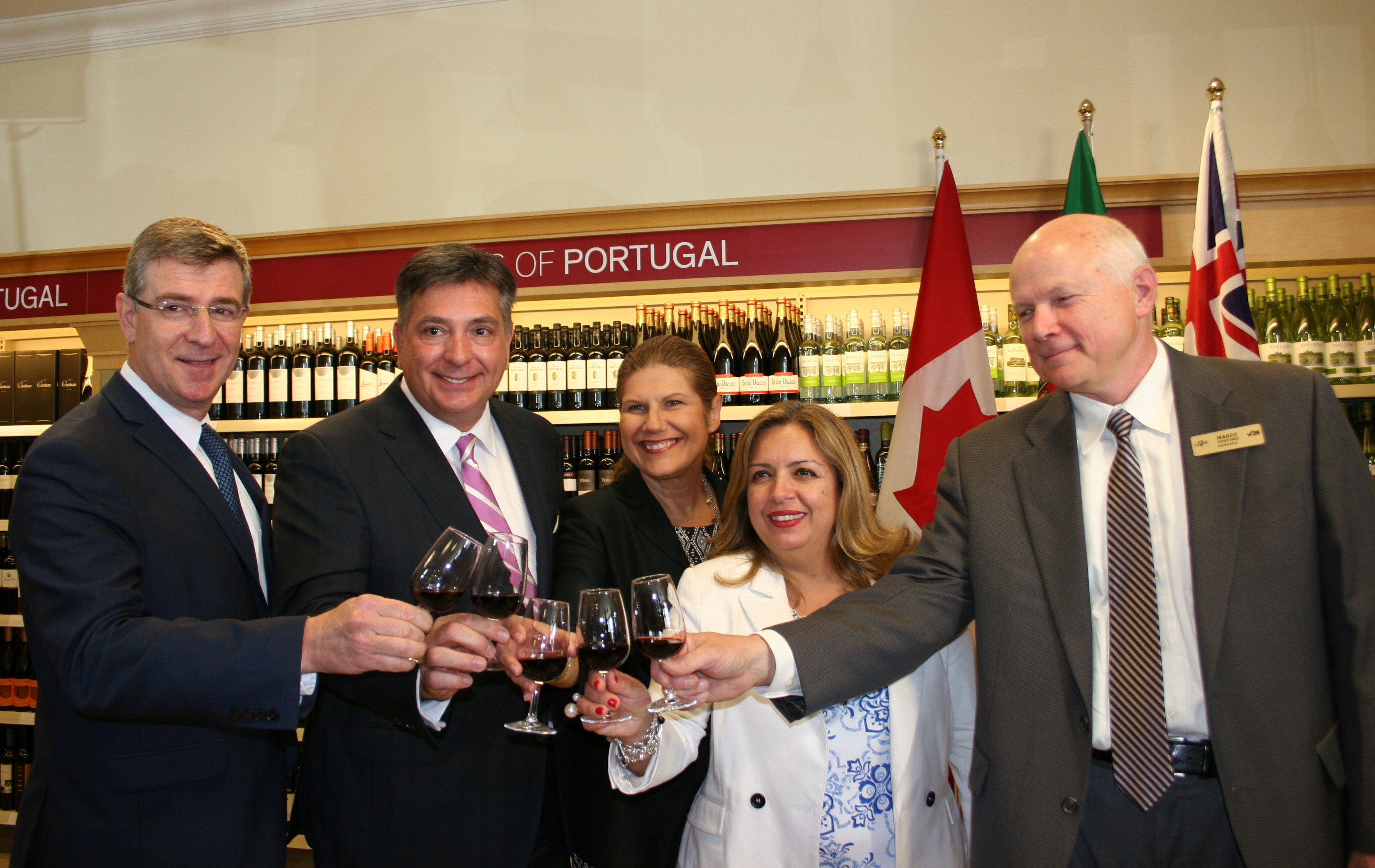 George Soleas, Executive Vice-President LCBO, Charles Sousa, ministro das Finanças do Ontário, Laura Albanese, deputada provincial por York South-Weston, Cristina Martins, deputada provincial pela área de Davenport, e Mario Fortino, responsável da loja, brindam com um vinho português. LA/CMC