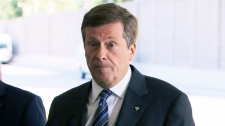 O presidente de Toronto John Tory fala aos media na segunda-feira, 27 de julho, 2015