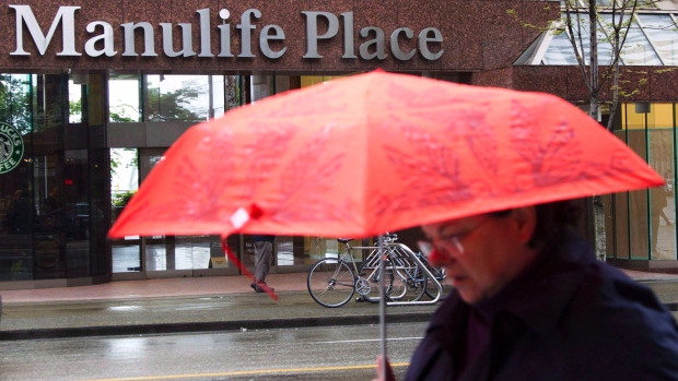 Um pedestre passa pelo edifício Manulife no centro de Vancouver, nesta foto de arquivo. (Jonathan Hayward/The Canadian Press)