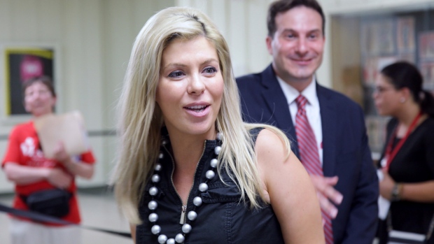 A ex-deputada conservadora Eve Adams, à esquerda, é vista com o rival Marco Mendicino, quando os Liberais escolheram um candidato para representar o partido no círculo eleitoral de Toronto Eglinton-Lawrence. (Colin Perkel / The Canadian Press)