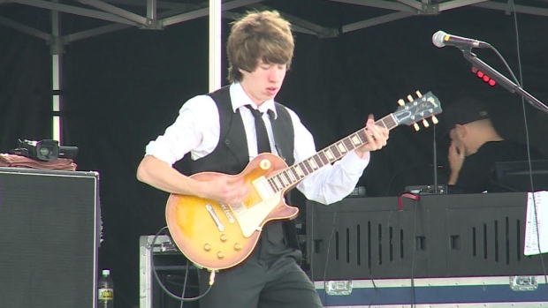 Christian Vegh de Windsor fechou o Bluesfest Windsor, no domingo. (Nick Boisvert / CBC)