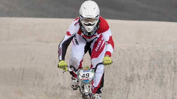 Tony Nyhaug do Canadá corre para o segundo lugar na competição Homens Elite no Campeonato Mundial BMX Supercross, Manchester, Inglaterra, nesta foto de arquivo. (AP Photo / Jon Super)