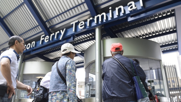Visitantes dirigem-se para a linha do terminal do ferry Jack Layton (ilhas de Toronto) para comprar bilhetes de embarque - 17 de junho de 2014. (Fred Lum / The Globe and Mail)