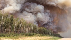 Uma coluna de fumo de um incêndio florestal ao longo da estrada 969, no sul de Saskatchewan é vista nesta foto de 29 de junho de 2015. (Ministério de Estradas e Infraestrutura de Saskatchewan / The Canadian Press)
