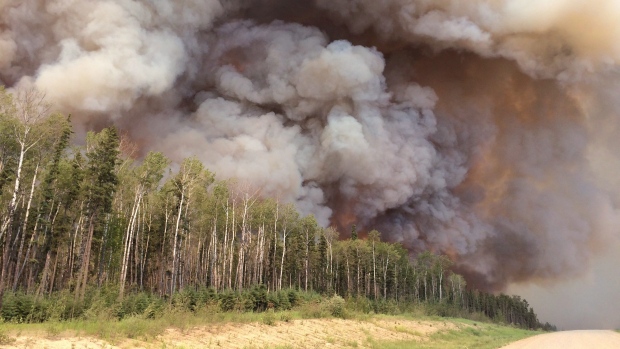 Uma coluna de fumo de um incêndio florestal ao longo da estrada 969, no sul de Saskatchewan é vista nesta foto de 29 de junho de 2015. (Ministério de Estradas e Infraestrutura de Saskatchewan / The Canadian Press)