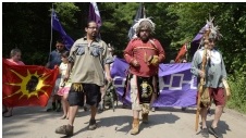 Mohawks de Kanesatake, Que., marcharam para assinalar o 25º aniversário da Crise de Oka, em Oka, Que., - 11 de julho de 2015. The Canadian Press / Ryan Remiorz