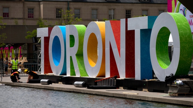 Trabalhadores erguem letras gigantes que soletram Toronto na Nathan Phillips Square, durante os preparativos para os Jogos Pan-americanos - 8 de julho de 2015. (AP / Rebecca Blackwell)