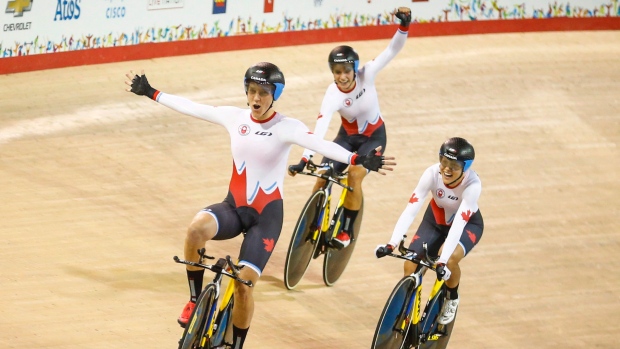Laura Brown, à esquerda, Jasmin Glaesser, centro, e Kirsti Lay do Canadá comemoram a conquista da medalha de ouro na final feminina de perseguição por equipa na pista de ciclismo nos Jogos Pan-Am em Milton, Ontário - 17 de julho de 2015. The Canadian Press/Mark Blinch