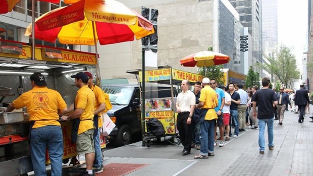 Os carrinhos The Halal Guys em Nova York (The Guys Halal / Facebook)