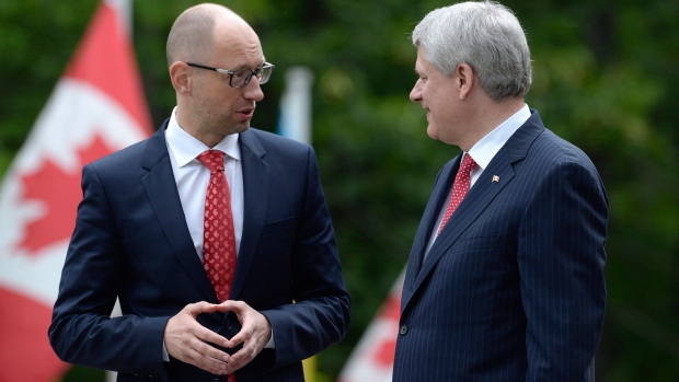O primeiro-ministro Stephen Harper encontra-se com o primeiro-ministro ucraniano Arseniy Yatsenyuk na casa Willson em Chelsea, Que., - 14 de julho de 2015. (Adrian Wyld / The Canadian Press)