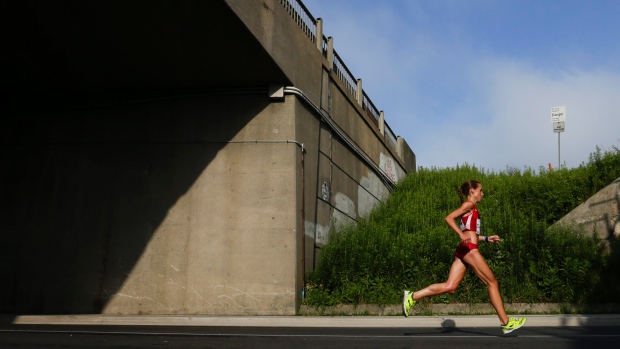 Sarah Cummings dos Estados Unidos durante a maratona feminina nos Jogos Pan-Am em Toronto, Ontário, Sábado, 18 de julho de 2015. (AP / Felipe Dana)