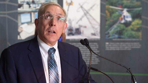 O ministro da Energia do Ontário Bob Chiarelli fala depois de visitar o Centro de Controle da rede hidroelétrica One em Barrie, Ontário - 27 de abril de 2015. The Canadian Press / Frank Gunn