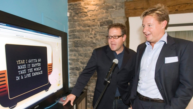 Eric Boyko, à direita, presidente do Grupo Digital Stingray, e o cofundador Alexandre Taillefer, experimentam o seu site de karaoke online na sede da empresa em Montreal - 8 de setembro de 2008. The Canadian Press/Ryan Remiorz