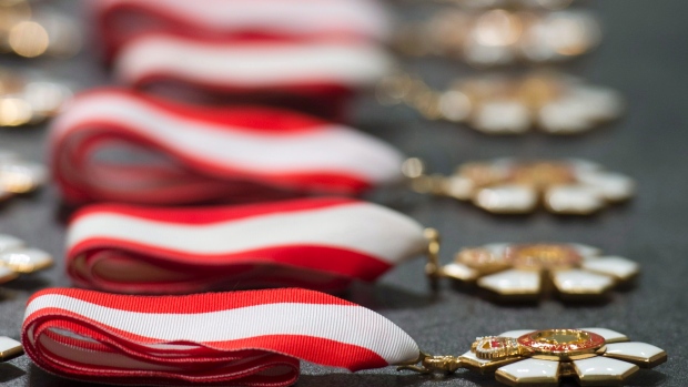Medalhas da Ordem do Canadá são vistas numa mesa antes de serem apresentadas durante uma cerimónia no Rideau Hall - 22 de novembro de 2013, em Otava. (Adrian Wyld / The Canadian Press)