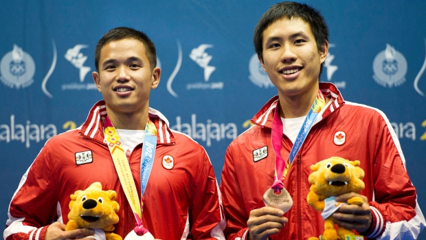 A dupla masculina canadiana constituída por Adrian Liu, à esquerda, e Derrick Ng, mostra as suas medalhas de bronze no badminton durante os Jogos Pan-Americanos de 2011 em Guadalajara, México - 19 de outubro de 2011. (Nathan Denette / The Canadian Press)