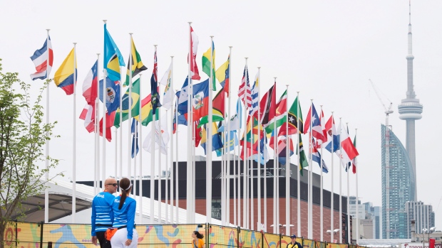 Bandeiras dos países participantes presentes na vila dos atletas com a CN Tower em segundo plano, num dos espaços dedicados aos Jogos Pan-Americanos 2015 de Toronto - 9 de julho de 2015. The Canadian Press / Darren Calabrese